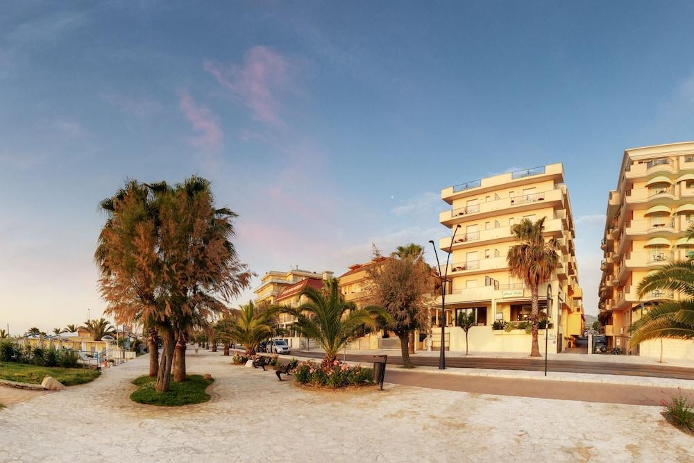 Hotel Bahia Сан-Бенедетто-дель-Тронто Екстер'єр фото